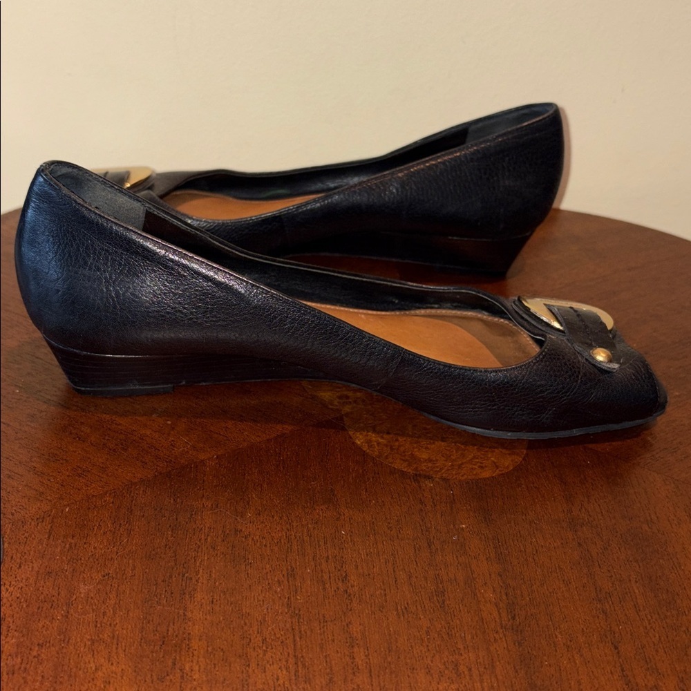 Antonio Melani Black Leather shoes  short wedge heel  gold tone buckle/rivet toe - Picture 4 of 11